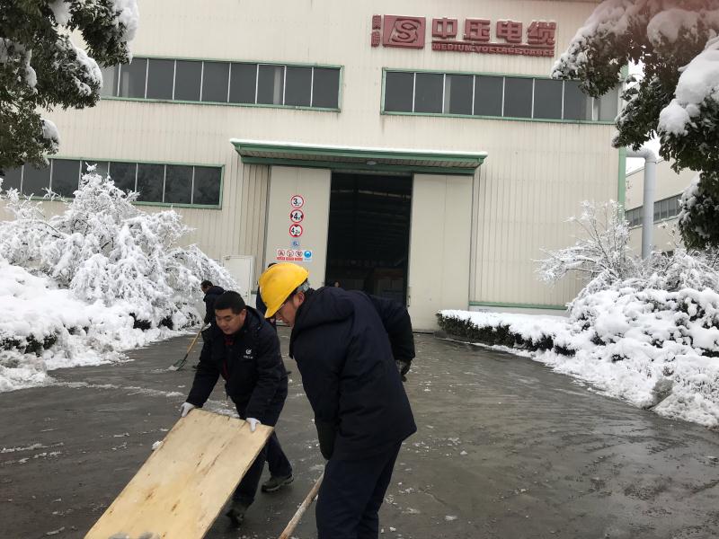 寶勝中壓公司掃雪現(xiàn)場(chǎng)