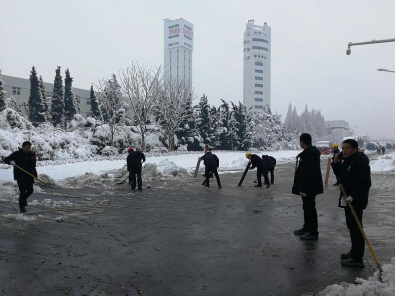 寶勝老廠區(qū)掃雪現(xiàn)場(chǎng)