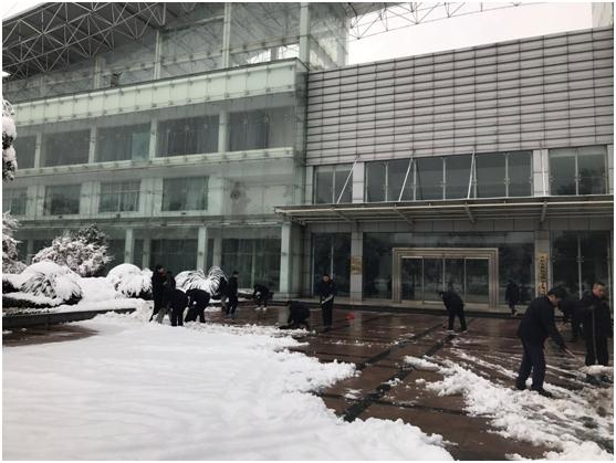 寶勝電纜城員工掃雪現(xiàn)場(chǎng)
